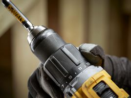 DCD799P1T-GB - 18V XR 1x 5Ah Li-Ion Cordless Brushless Combi Drill Kit